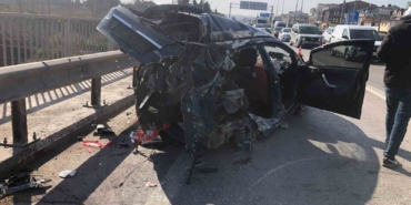 Refüje çarpıp karşı şeride savrulan otomobil su tankerine çarptı: Sürücü ağır yaralı