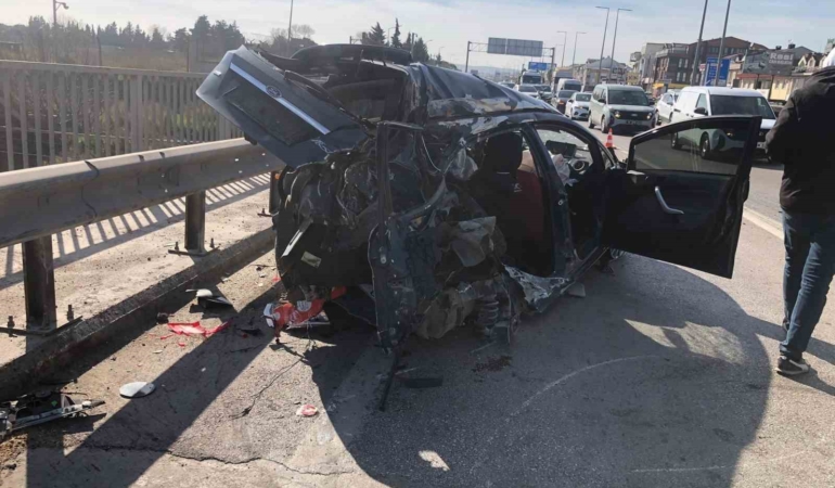 Refüje çarpıp karşı şeride savrulan otomobil su tankerine çarptı: Sürücü ağır yaralı