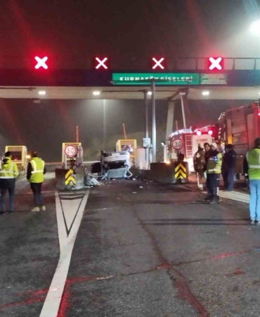 Kuzey Marmara Otoyolu Kurnaköy gişelerinde otomobil takla attı: 2 yaralı