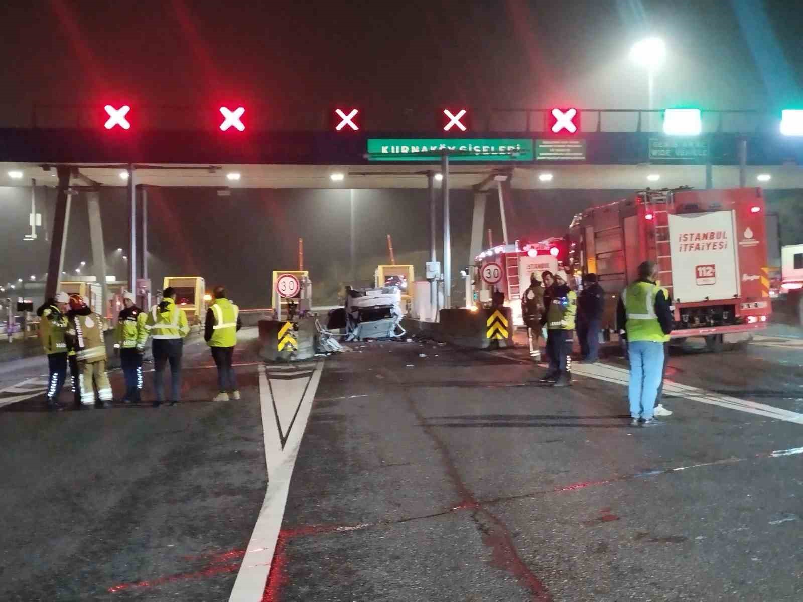 Kuzey Marmara Otoyolu Kurnaköy gişelerinde otomobil takla attı: 2 yaralı