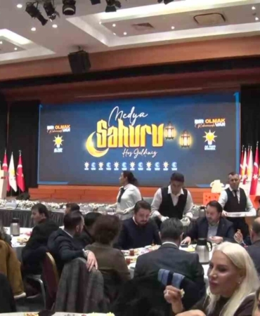 AK Parti İstanbul İl Başkanlığı’nda basın mensupları için sahur programı düzenlendi