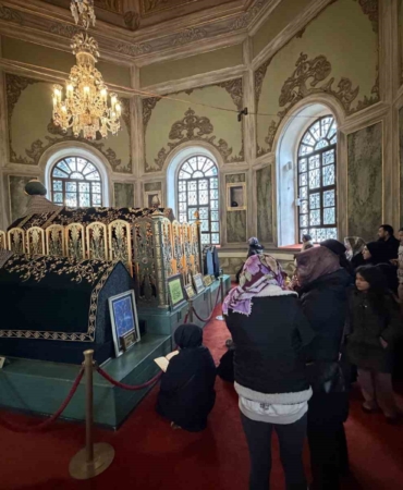 Emirsultan Türbesin’deki sakal-ı şerife ziyaretçi akını