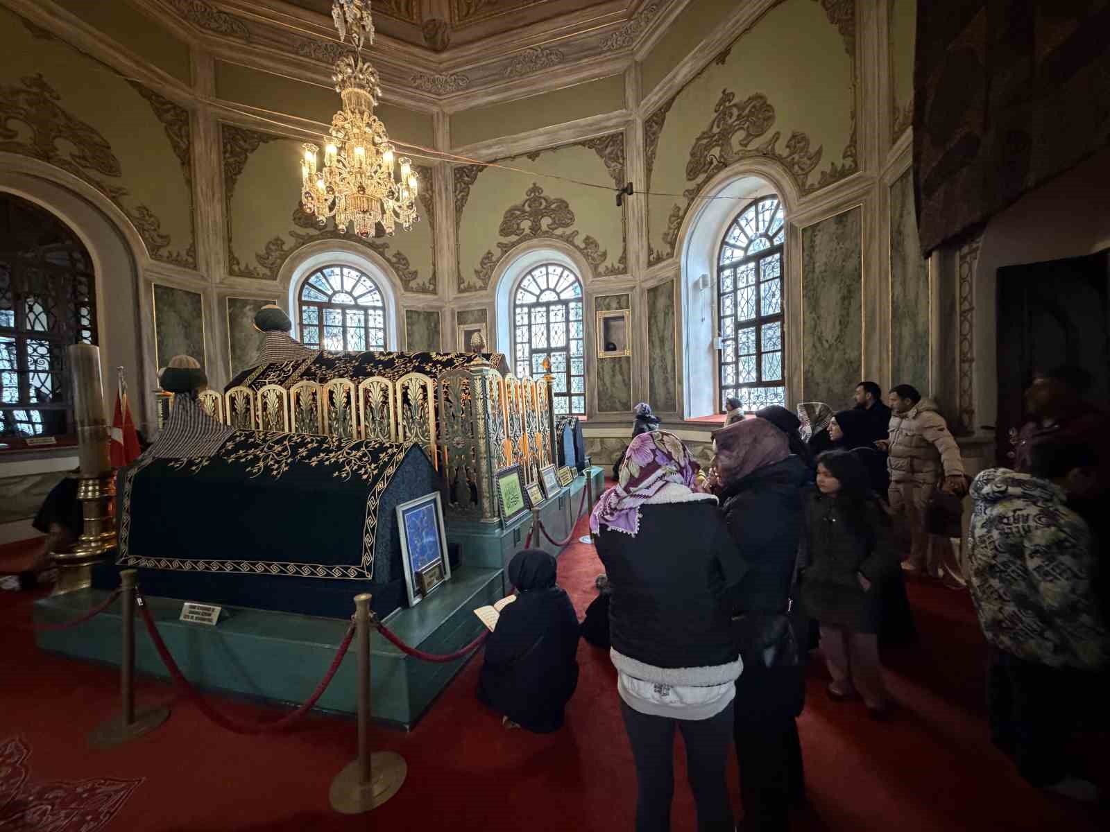 Emirsultan Türbesin’deki sakal-ı şerife ziyaretçi akını