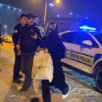 Babası kaputun üstünde oturup polise direndi… Yüksek sesle seyreden sürücünün aracı trafikten men edildi