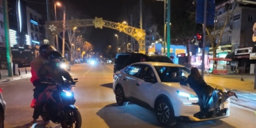 Polis uygulamasında ilginç anlar: Alkollü yolcu çakar iddiasıyla aracın önüne atladı
