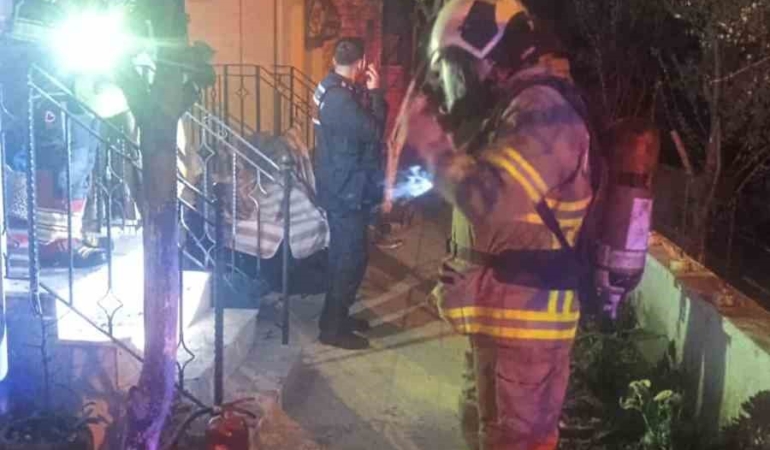 Altınoluk’ta ev yangını: 2 kişi dumandan etkilendi