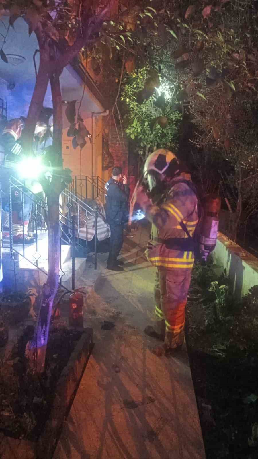 Altınoluk’ta ev yangını: 2 kişi dumandan etkilendi