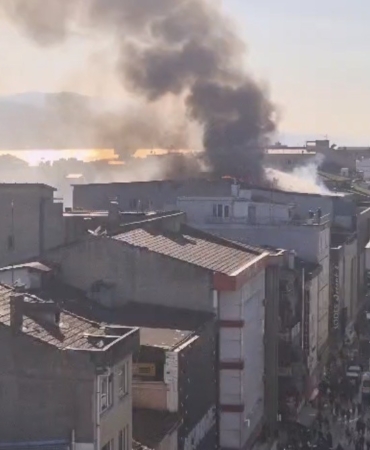 Şehir merkezinde korku dolu anlar: Depo yandı, dumandan göz gözü görmedi