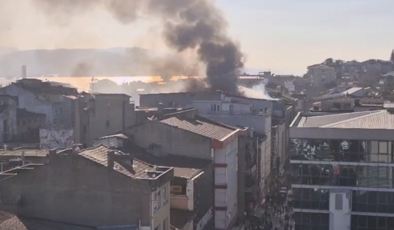 Şehir merkezinde korku dolu anlar: Depo yandı, dumandan göz gözü görmedi