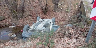 Otomobil dereye yuvarlandı: 5 yaralı