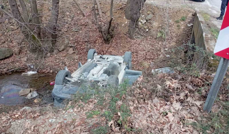 Otomobil dereye yuvarlandı: 5 yaralı