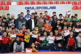 Bilecik’te 400 sporcu minderde ter döktü