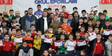 Bilecik’te 400 sporcu minderde ter döktü