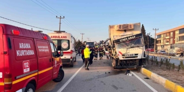 Balıkesir’deki kamyon ile traktör çarpıştı: 2 yaralı