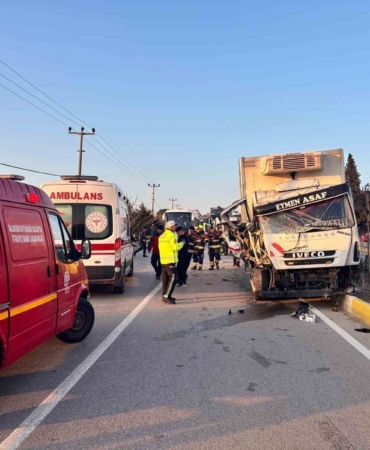 Balıkesir’deki kamyon ile traktör çarpıştı: 2 yaralı