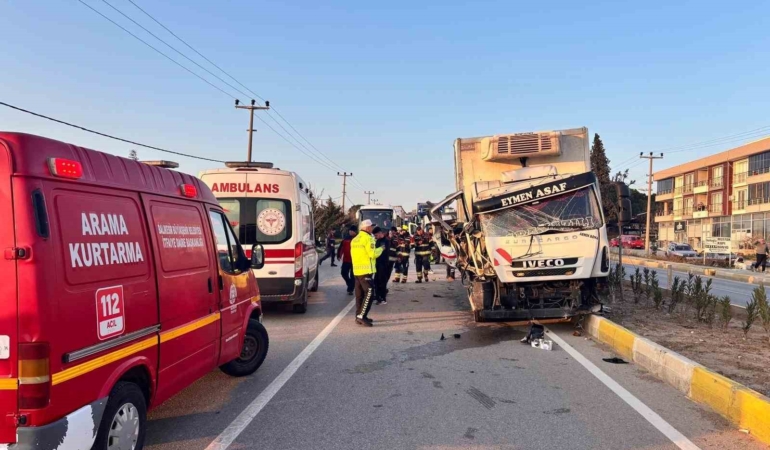 Balıkesir’deki kamyon ile traktör çarpıştı: 2 yaralı