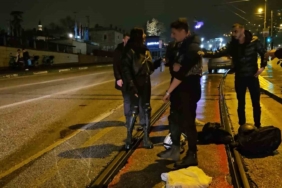 Su birikintisine giren motosikletli yere kapaklandı