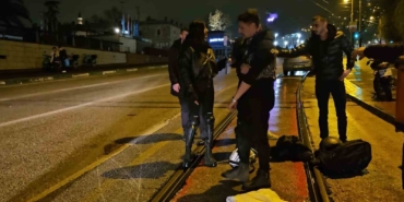 Su birikintisine giren motosikletli yere kapaklandı