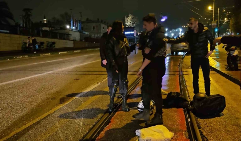 Su birikintisine giren motosikletli yere kapaklandı