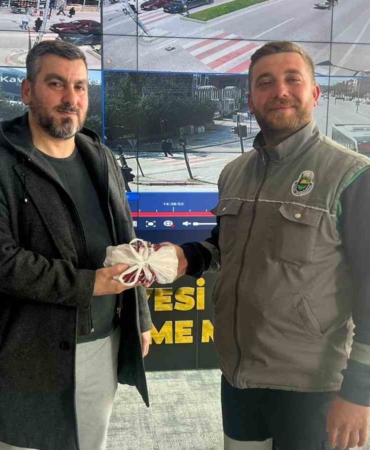 Yolda bulduğu 200 bin lirayı sahibine teslim etti