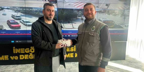 Yolda bulduğu 200 bin lirayı sahibine teslim etti