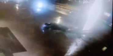 Kontrolden çıkan otomobil reklam panosuna çarptı: 1 ölü, 2 yaralı