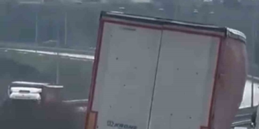 Bursa’da tır yan şekilde ilerledi