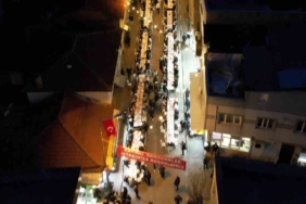 Yüzlerce metre uzayan sofrada 4 bin 500 kişi iftar yaptı