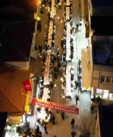 Yüzlerce metre uzayan sofrada 4 bin 500 kişi iftar yaptı