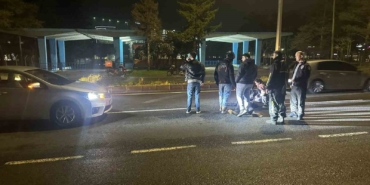 Otomobilin önüne atlayan genç yaralandı