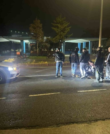 Otomobilin önüne atlayan genç yaralandı