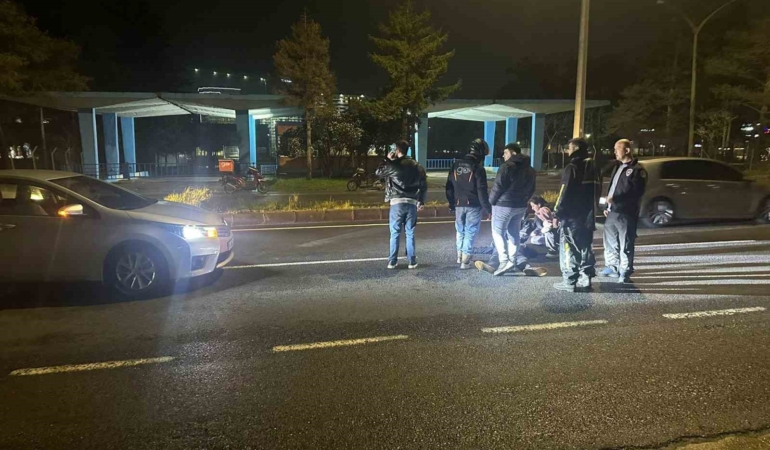 Otomobilin önüne atlayan genç yaralandı