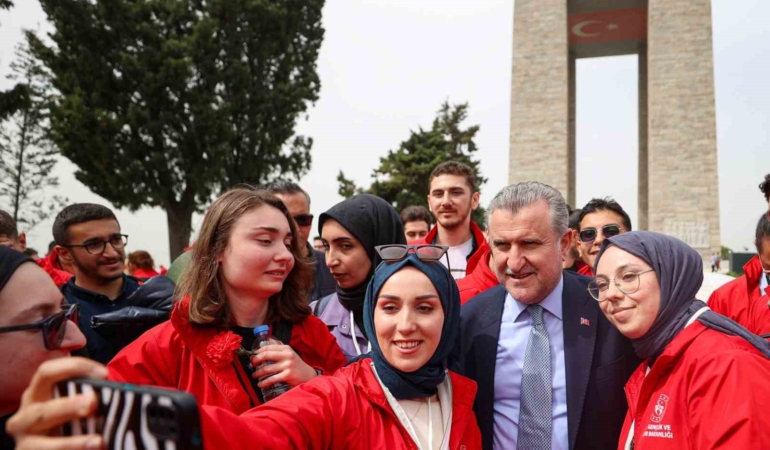Bakan Bak: "Kadın sporcularımızla gurur duyuyoruz"