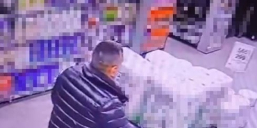 Marketten alkol çaldı, kimse görmeden şişeleri pantolonun içine soktu