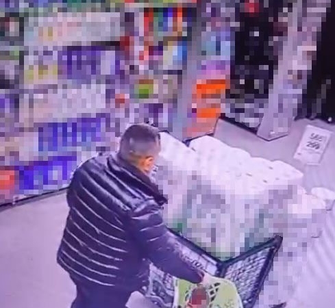Marketten alkol çaldı, kimse görmeden şişeleri pantolonun içine soktu