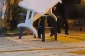 Cami bahçesindeki masalara zarar veren çocuklar kamerada