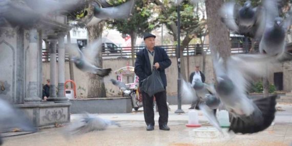 Bayramda eşini dostunu bıraktı, beslediği kuşlara koştu