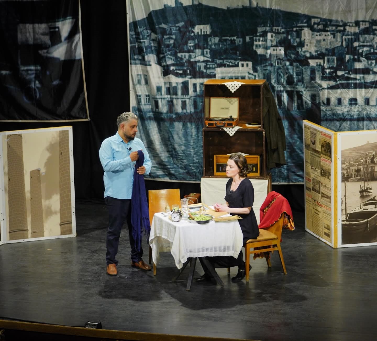 Ayvalık’ta Duygu Dolu Tiyatro Akşamı