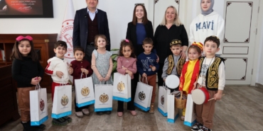 Bilecik’te minik öğrenciler davul ve manilerle Ramazan ayı coşkusunu yaşattı