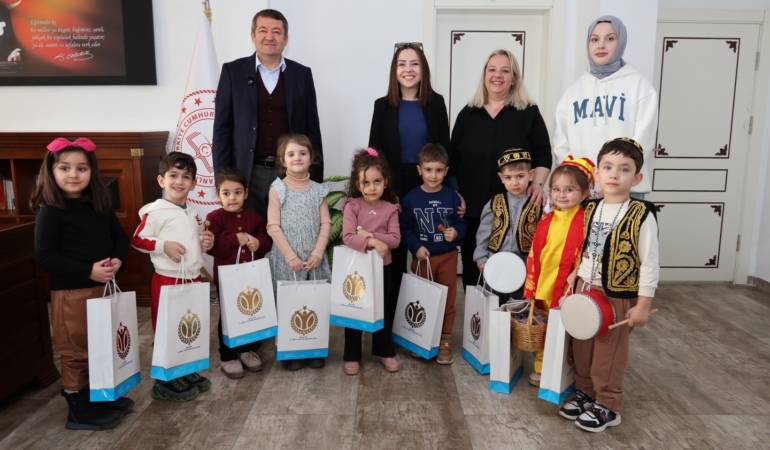 Bilecik’te minik öğrenciler davul ve manilerle Ramazan ayı coşkusunu yaşattı