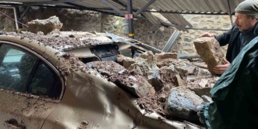 Bursa’da yağışla istinat duvarı çöktü, 3 lüks otomobil zarar gördü