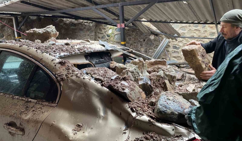 Bursa’da yağışla istinat duvarı çöktü, 3 lüks otomobil zarar gördü