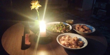 Bilecik’te elektrik kesintisi Ramazan sofralarını kararttı: Köylüler mum ışığında iftar yaptı