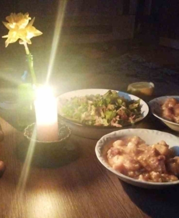 Bilecik’te elektrik kesintisi Ramazan sofralarını kararttı: Köylüler mum ışığında iftar yaptı