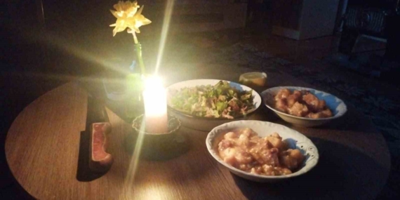 Bilecik’te elektrik kesintisi Ramazan sofralarını kararttı: Köylüler mum ışığında iftar yaptı