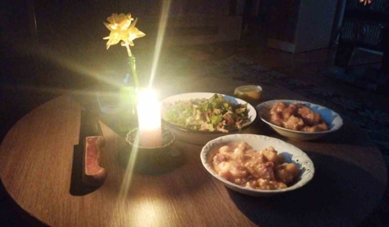 Bilecik’te elektrik kesintisi Ramazan sofralarını kararttı: Köylüler mum ışığında iftar yaptı