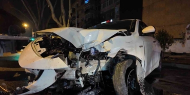 Caddebostan’da makas atan sürücü lüks araca çarpıp kaçtı