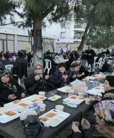 Burhaniye’de iki mahallenin iftarı yüzlerce vatandaşı buluşturdu