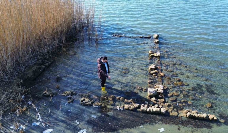 İznik Gölü’nde sular çekildi...Bir tarihi eser günyüzüne çıktı