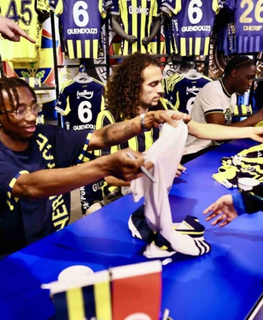 Fenerbahçeli futbolcular Guendouzi, Nene ve Cherif, taraftarlarla buluştu